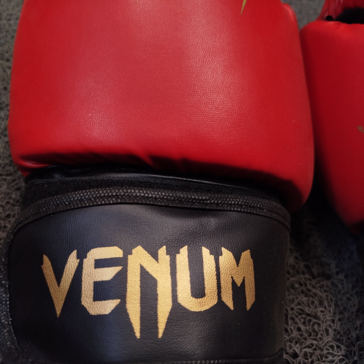 دستکش بوکس فوم ونوم venum رنگ قرمز