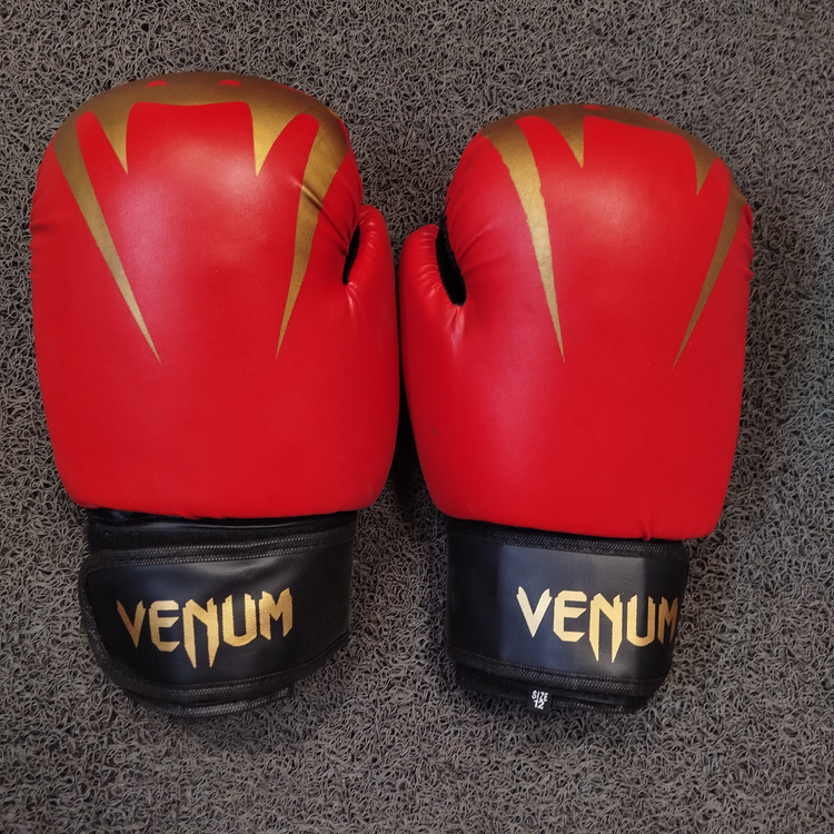دستکش بوکس فوم ونوم venum رنگ قرمز