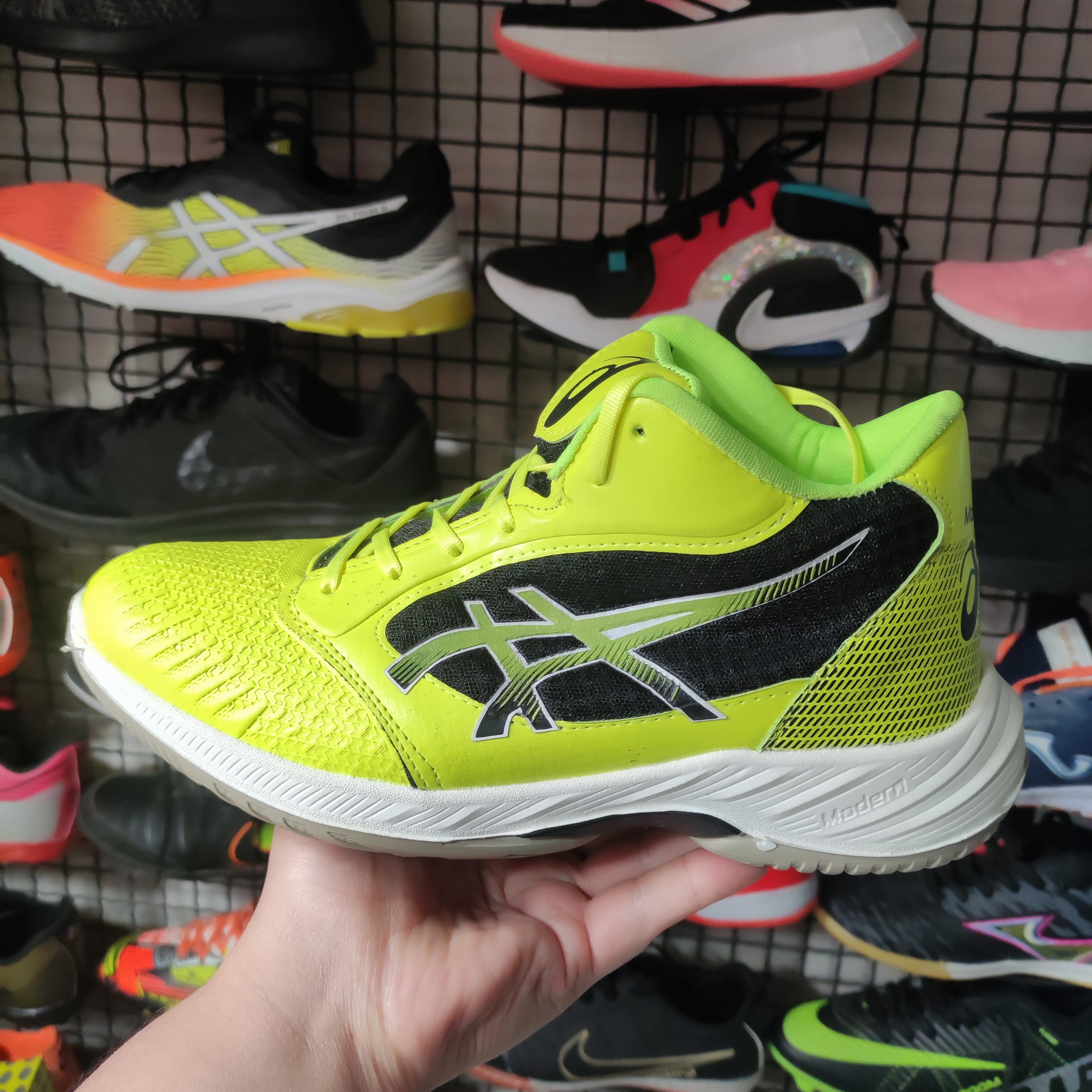 کفش والیبال asics رنگ فسفری